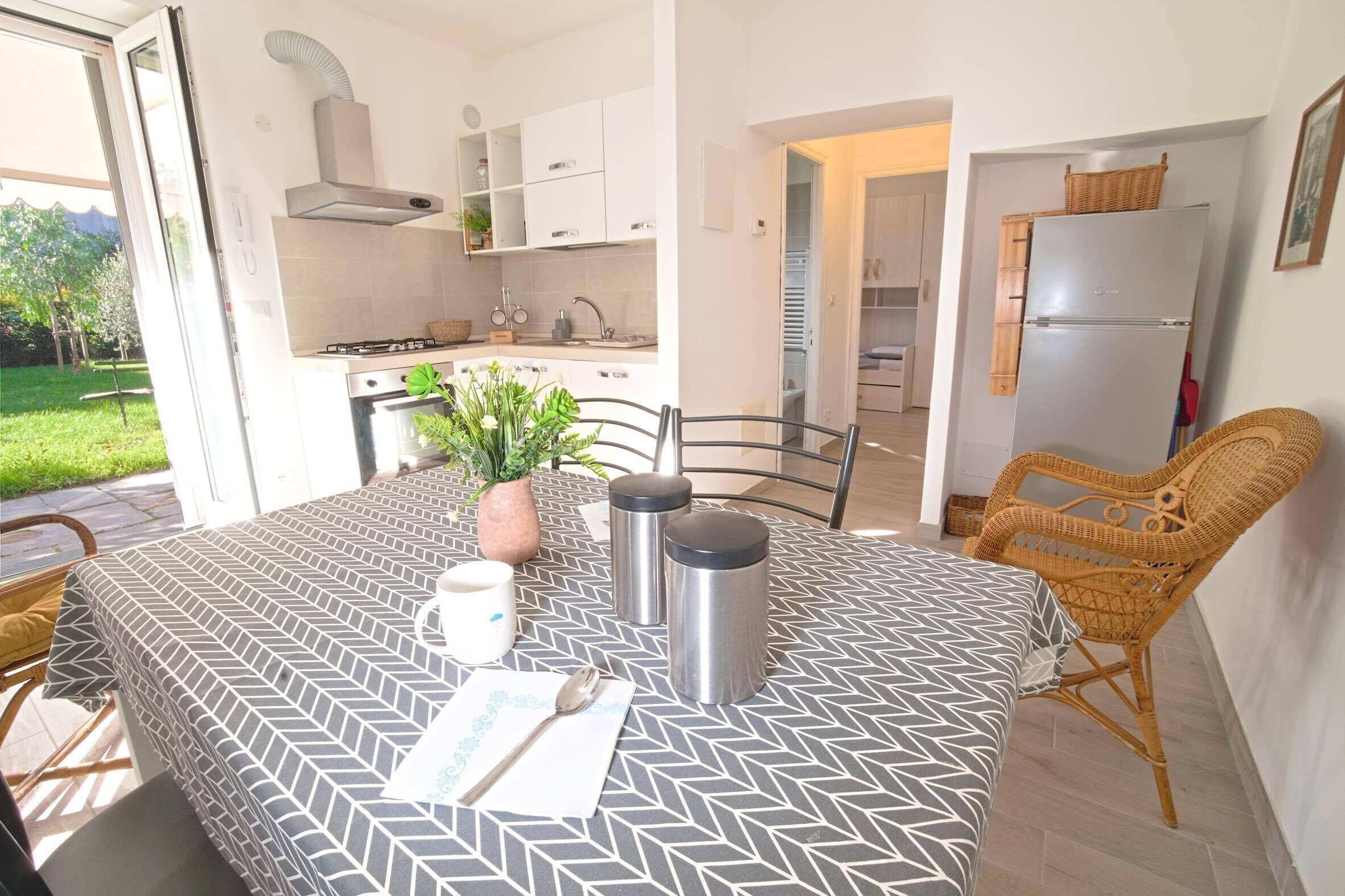 Kühlschrank, Ofen, Herdplatte, Wasserkocher mit Kaffee-/Teezubehör