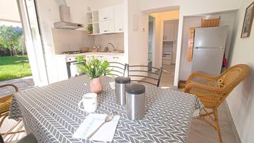 KĂŒhlschrank, Ofen, Herdplatte, Wasserkocher mit Kaffee-/Teezubehör