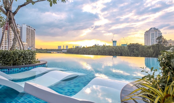 2 hồ bơi ngoài trời