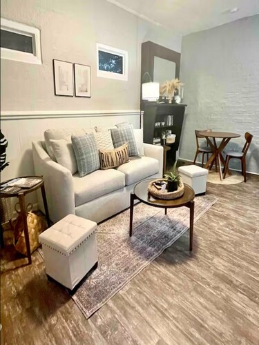 Cozy Private Suite in Cultural District! Walk to Mass St. ~ 5 min to KU Campus