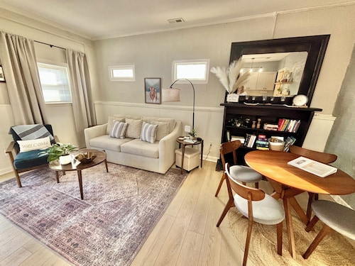 Cozy Private Suite in Cultural District! Walk to Mass St. ~ 5 min to KU Campus