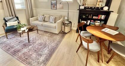 Cozy Private Suite in Cultural District! Walk to Mass St. ~ 5 min to KU Campus