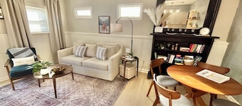 Cozy Private Suite in Cultural District! Walk to Mass St. ~ 5 min to KU Campus