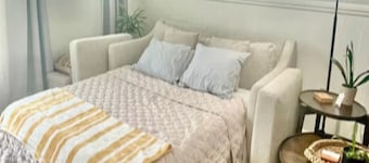 Cozy Private Suite in Cultural District! Walk to Mass St. ~ 5 min to KU Campus