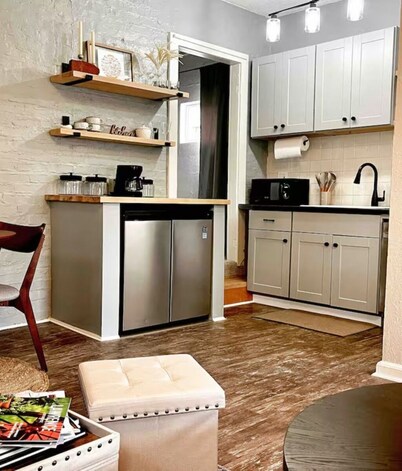 Cozy Private Suite in Cultural District! Walk to Mass St. ~ 5 min to KU Campus