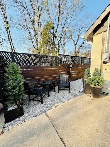 Cozy Private Suite in Cultural District! Walk to Mass St. ~ 5 min to KU Campus
