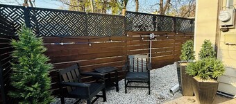 Cozy Private Suite in Cultural District! Walk to Mass St. ~ 5 min to KU Campus