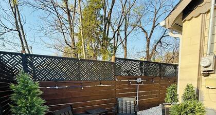 Cozy Private Suite in Cultural District! Walk to Mass St. ~ 5 min to KU Campus