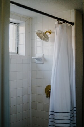 Dusche, Haartrockner, Handtücher, Toilettenpapier