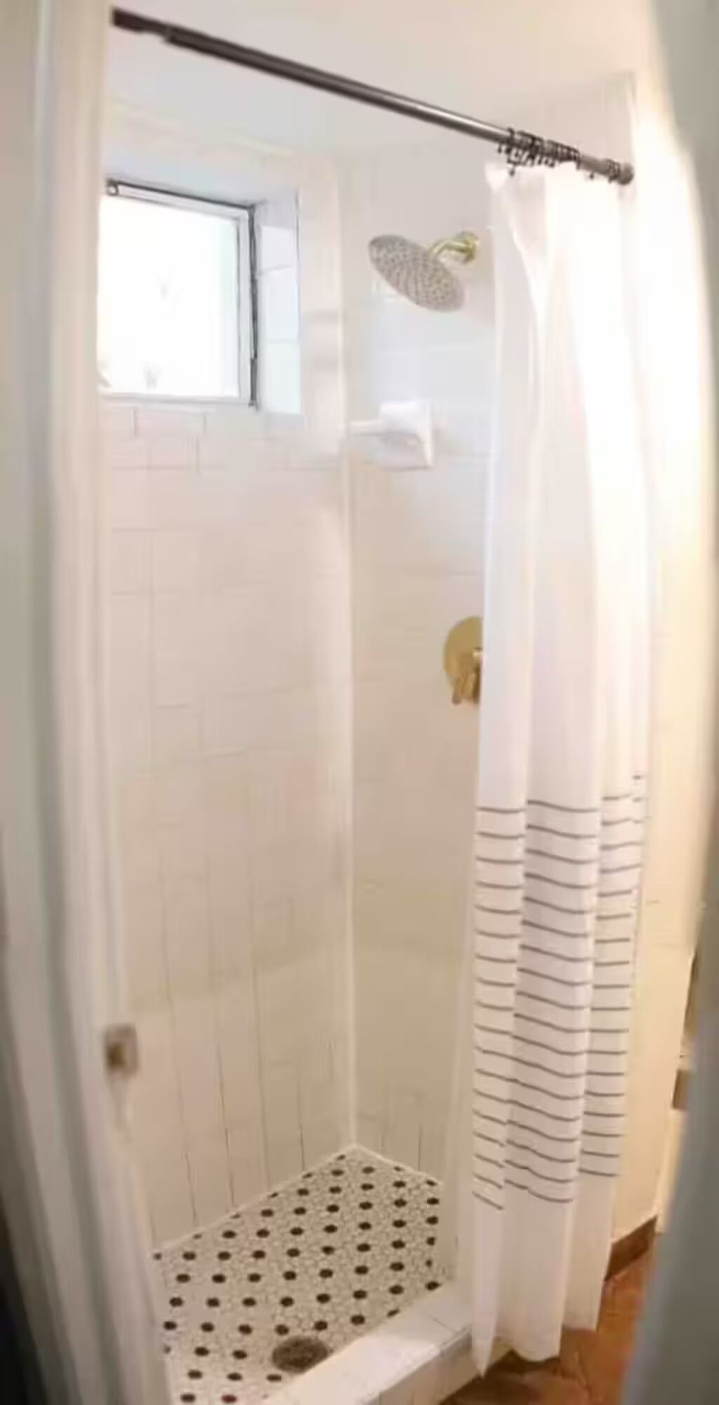 Douche, sèche-cheveux, serviettes fournies, papier toilette