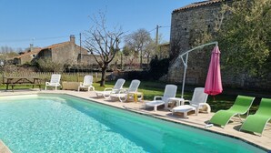 A clear swimming pool with lounge chairs and a picnic table. - 3 Peaceful Country Gites - Sleeps 16 with 2 Wood-Fired Hot Tubs & Swimming Pool (Melle)