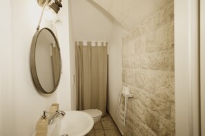 Dusche, kostenlose Toilettenartikel, Haartrockner, Bidet