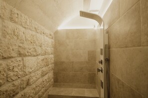 Doccia, set di cortesia gratuito, asciugacapelli, bidet