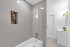Douche, sèche-cheveux, serviettes fournies, savon