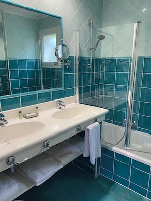 Baignoire, sĂšche-cheveux, serviettes fournies
