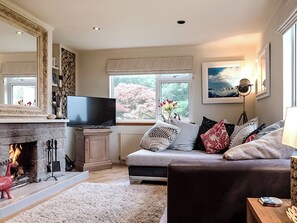 Fireplace - 4 bedroom accommodation in Colintraive (Colintraive)