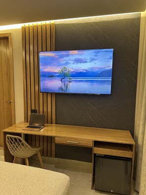 Hochwertige Bettwaren, Betten mit Memory-Foam-Matratzen, Minibar