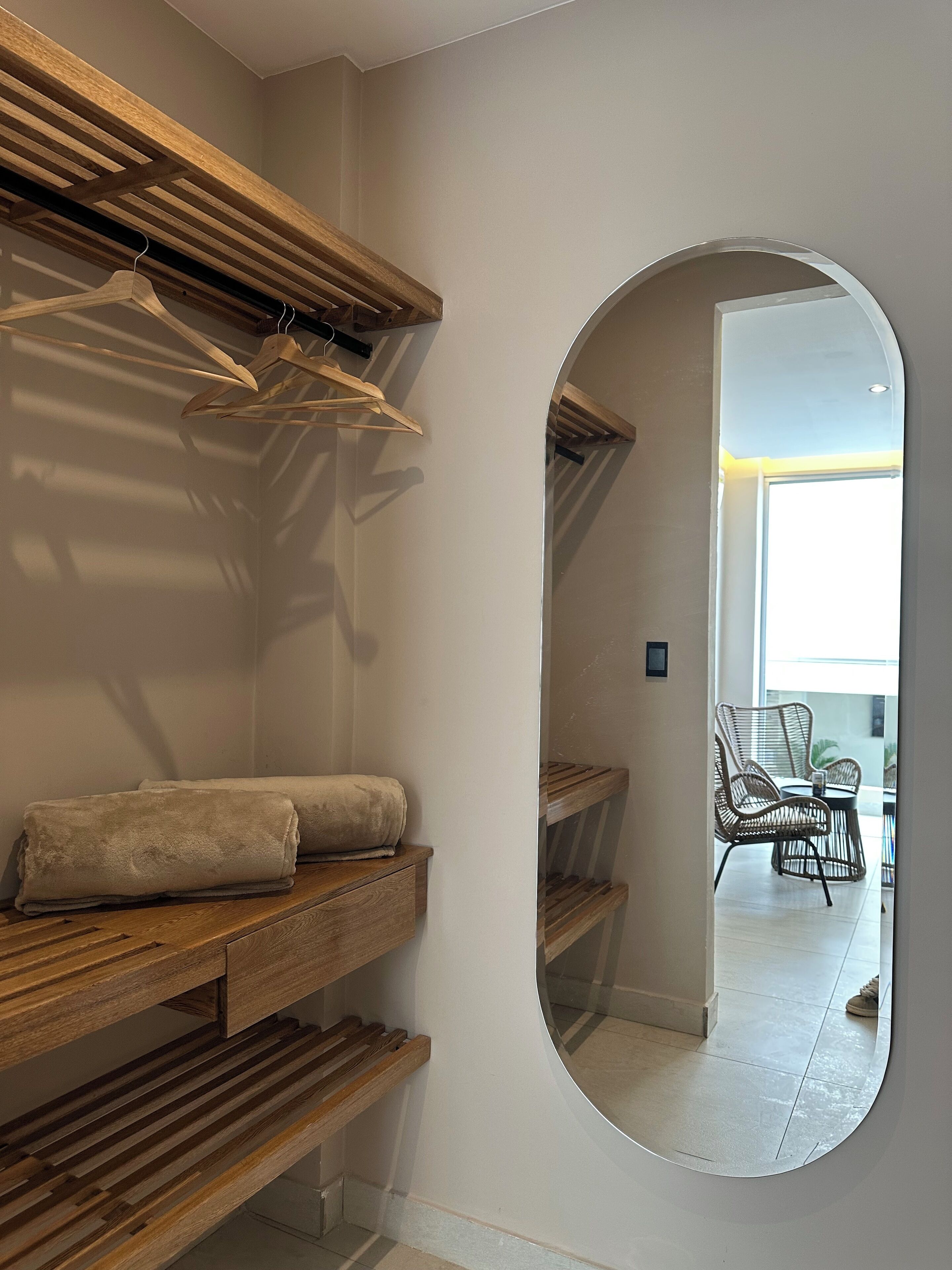 Luxe vierpersoonskamer | Badkamer | Een douche, een regendouche, handdoeken, zeep