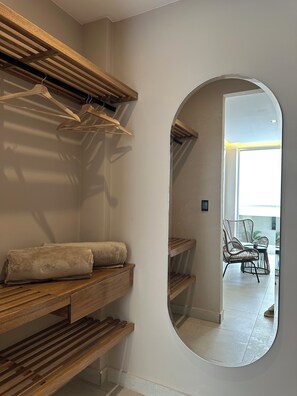 Habitación cuádruple de lujo | Baño | Regadera, regadera tipo lluvia, toallas, jabón 