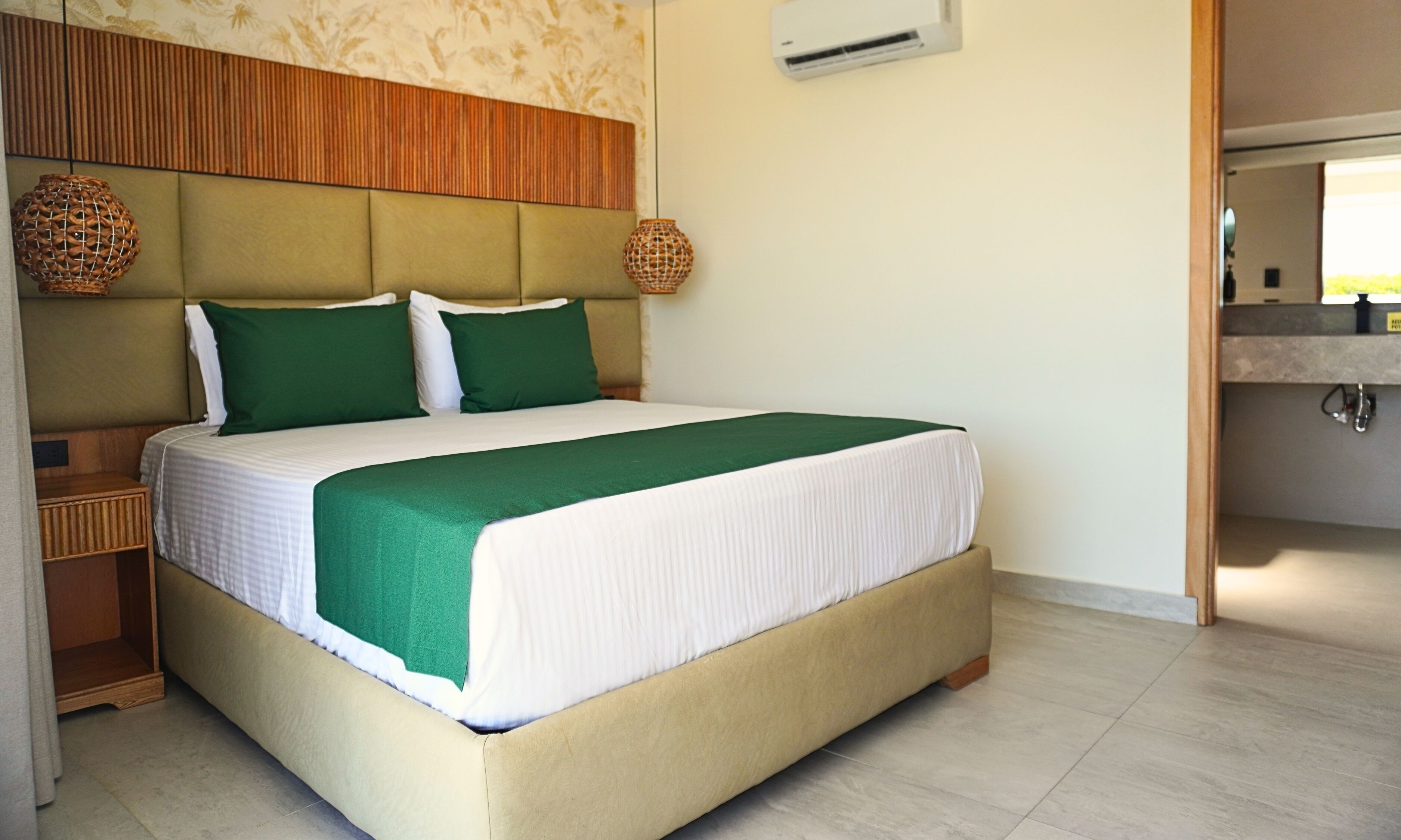 Habitación superior, patio | Ropa de cama de alta calidad, camas con efecto memoria y minibar 