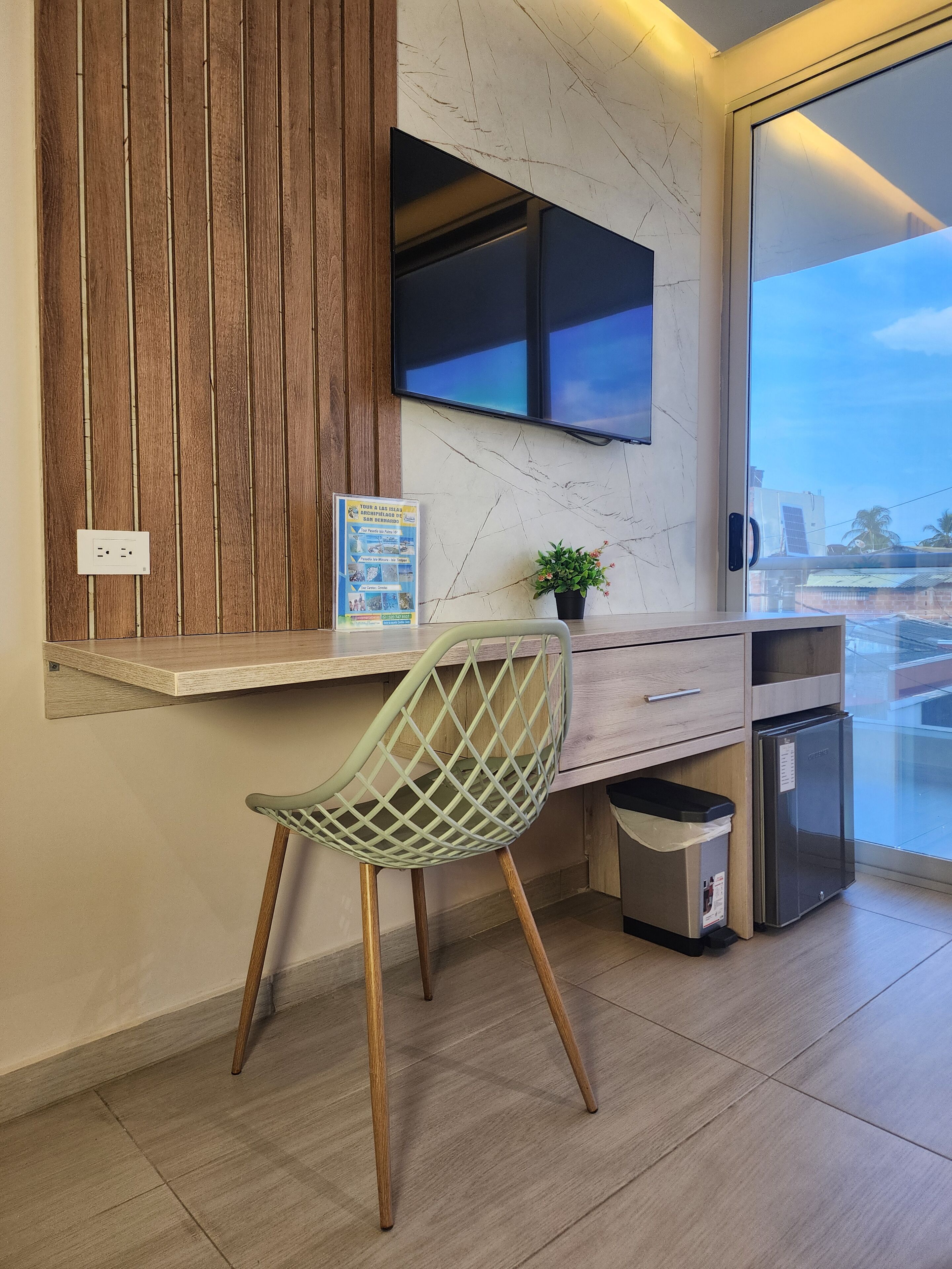 Luxe beddengoed, bedden met traagschuimmatrassen, een minibar