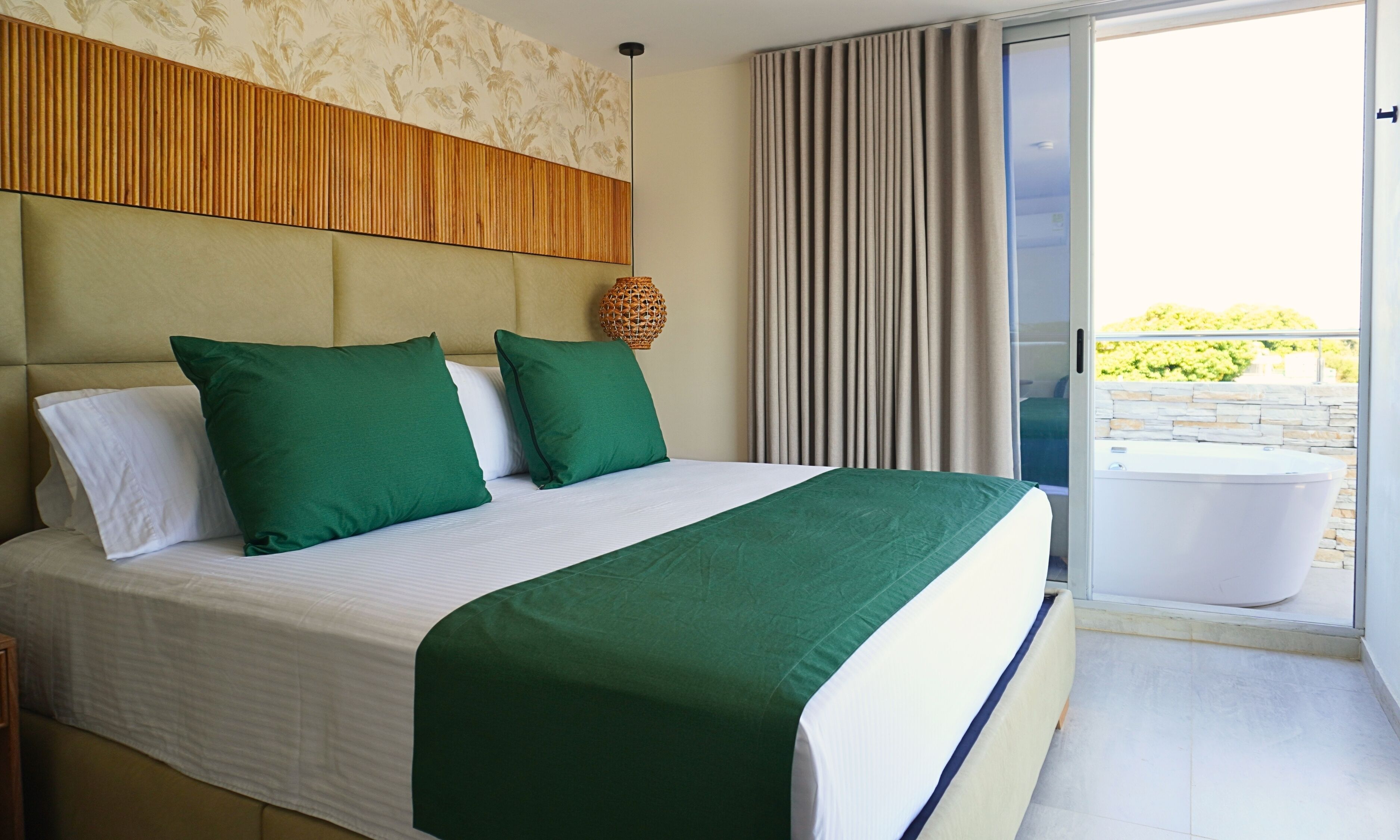 Habitación superior, patio | Ropa de cama de alta calidad, camas con efecto memoria y minibar 