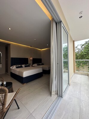 Neljän hengen luksushuone | Ylelliset vuodevaatteet, memory foam -patjalliset sängyt, minibaari