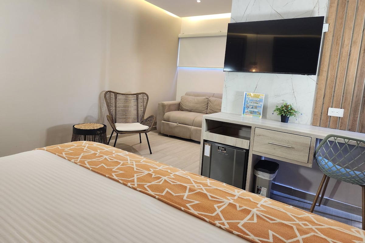 Luxe kamer | 1 slaapkamer, luxe beddengoed, bedden met traagschuimmatras, een minibar