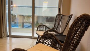 Neljän hengen luksushuone | Ylelliset vuodevaatteet, memory foam -patjalliset sängyt, minibaari