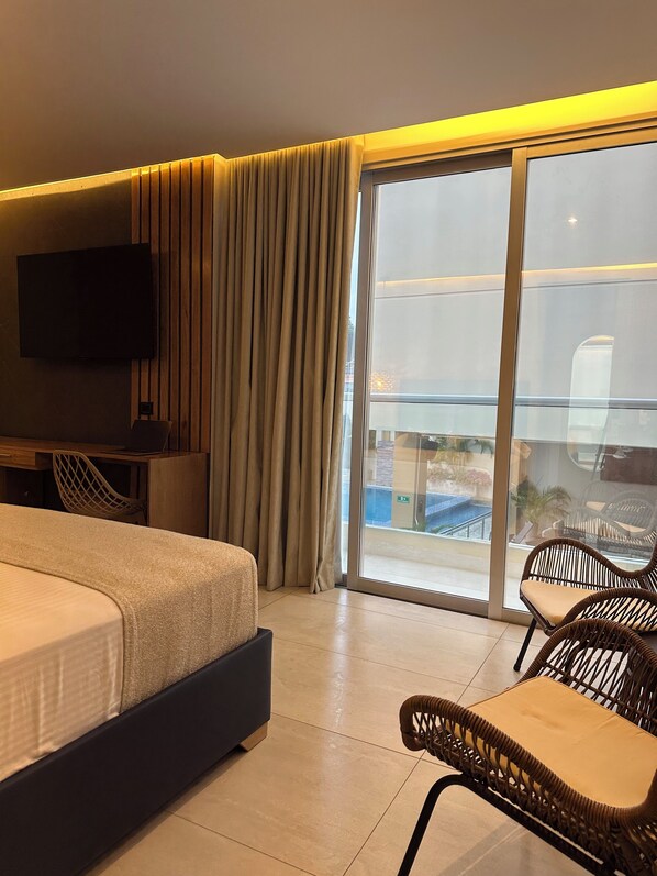 Luxury-Vierbettzimmer | Hochwertige Bettwaren, Betten mit Memory-Foam-Matratzen, Minibar