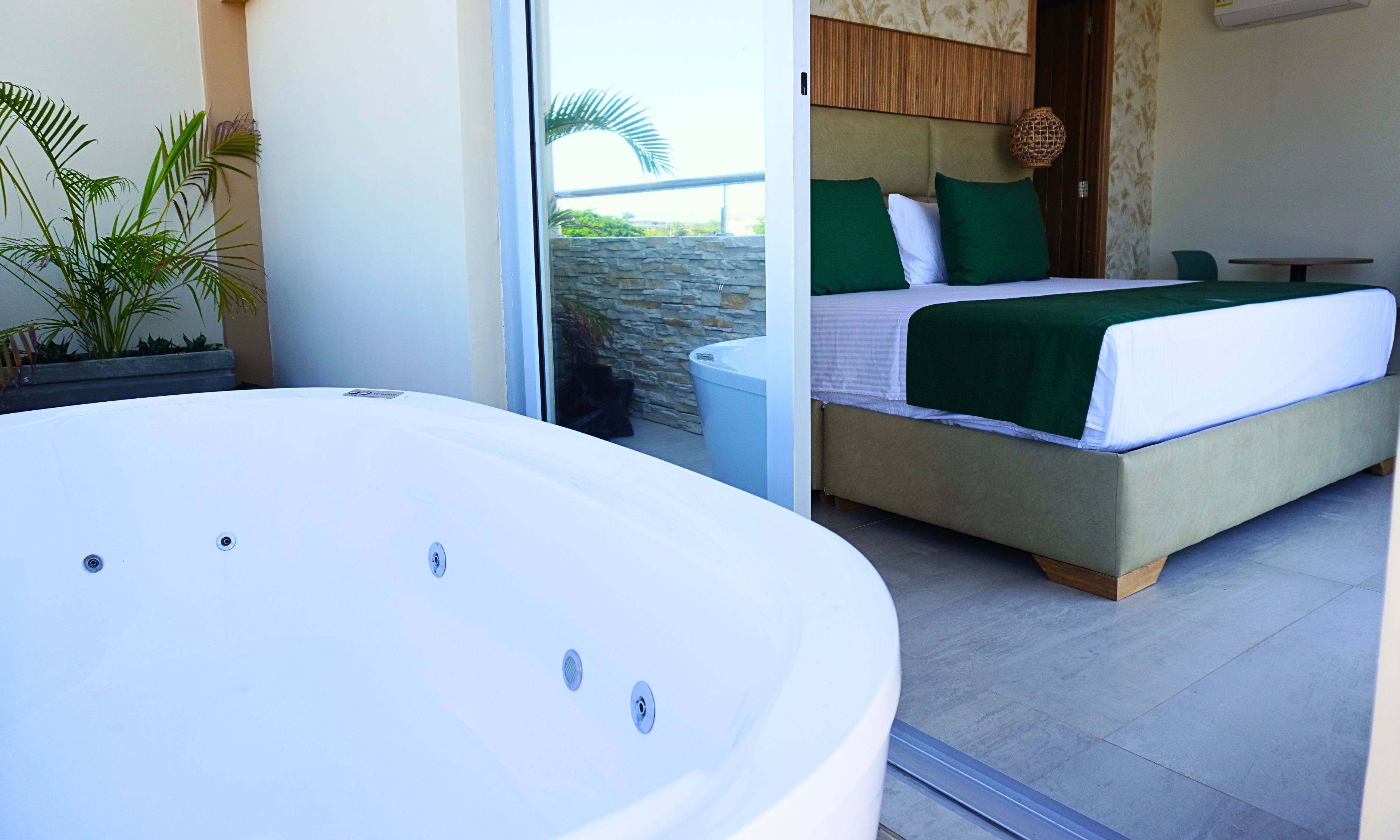Habitación superior, patio, vista a la playa | Ropa de cama de alta calidad, camas con efecto memoria y minibar 