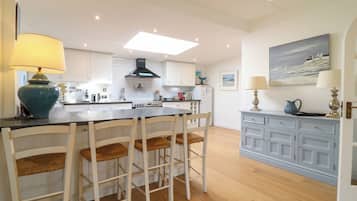 Geladeira, lava-louças, chaleira elétrica, torradeira