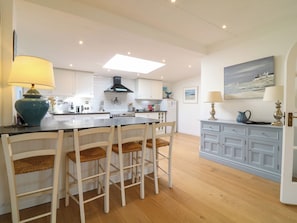 Geladeira, lava-louças, chaleira elétrica, torradeira