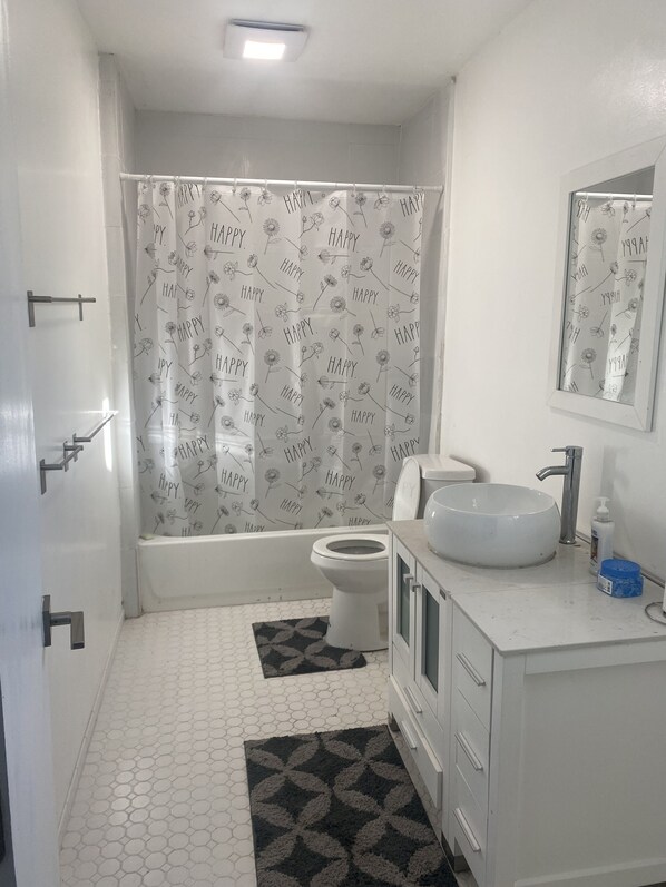 Combined shower/tub