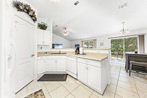 Classic House, 3 Bedrooms, Patio | Private kitchen | Fridge, microwave, oven, stovetop - Lillian House (Pensacola)