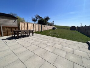 Outdoor dining - Charming beachside home with the most fantastic views (Happisburgh)