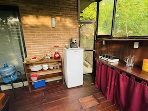 Coffee/tea maker, cookware/dishes/utensils, dining tables