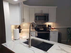 Kjøleskap, mikrobølgeovn, ovn og kokeplater