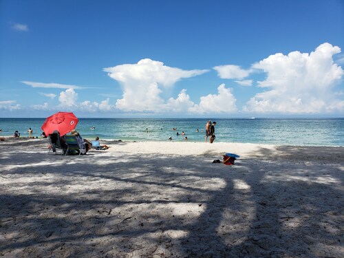 Modern Condo with easy beach access in the heart of Naples Park