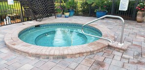 Utendørsbasseng og et oppvarmet basseng