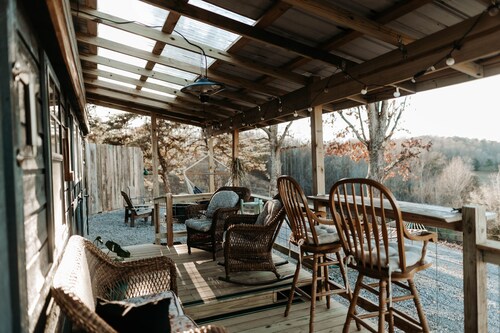 Private tiny cabin- 10 minutes from Dale Hollow Lake!