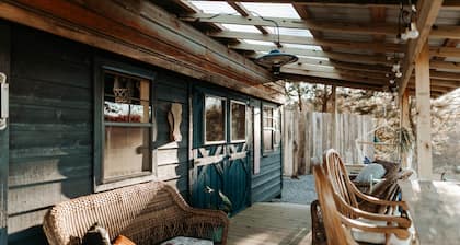 Private tiny cabin- 10 minutes from Dale Hollow Lake!