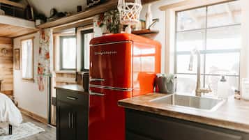 Refrigerador, horno, cafetera y tetera y tetera eléctrica
