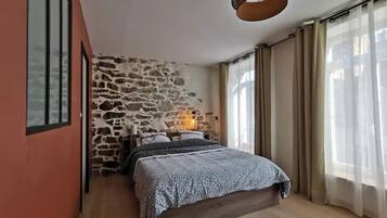 2 bedrooms, desk, iron/ironing board, travel crib