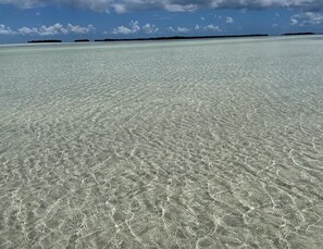 En la playa, camastros y toallas de playa