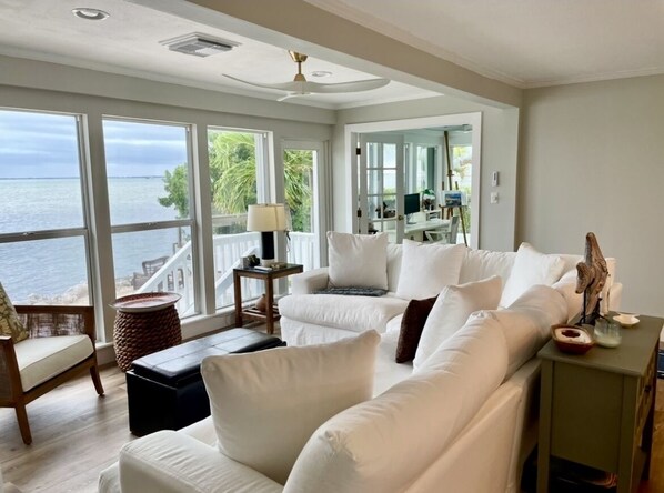 Smart TV, biblioteca musical, estéreo y monitor de computadora