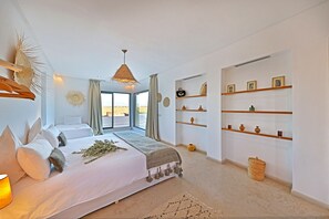 Habitació triple familiar | Roba de llit d'alta qualitat i decoració individual