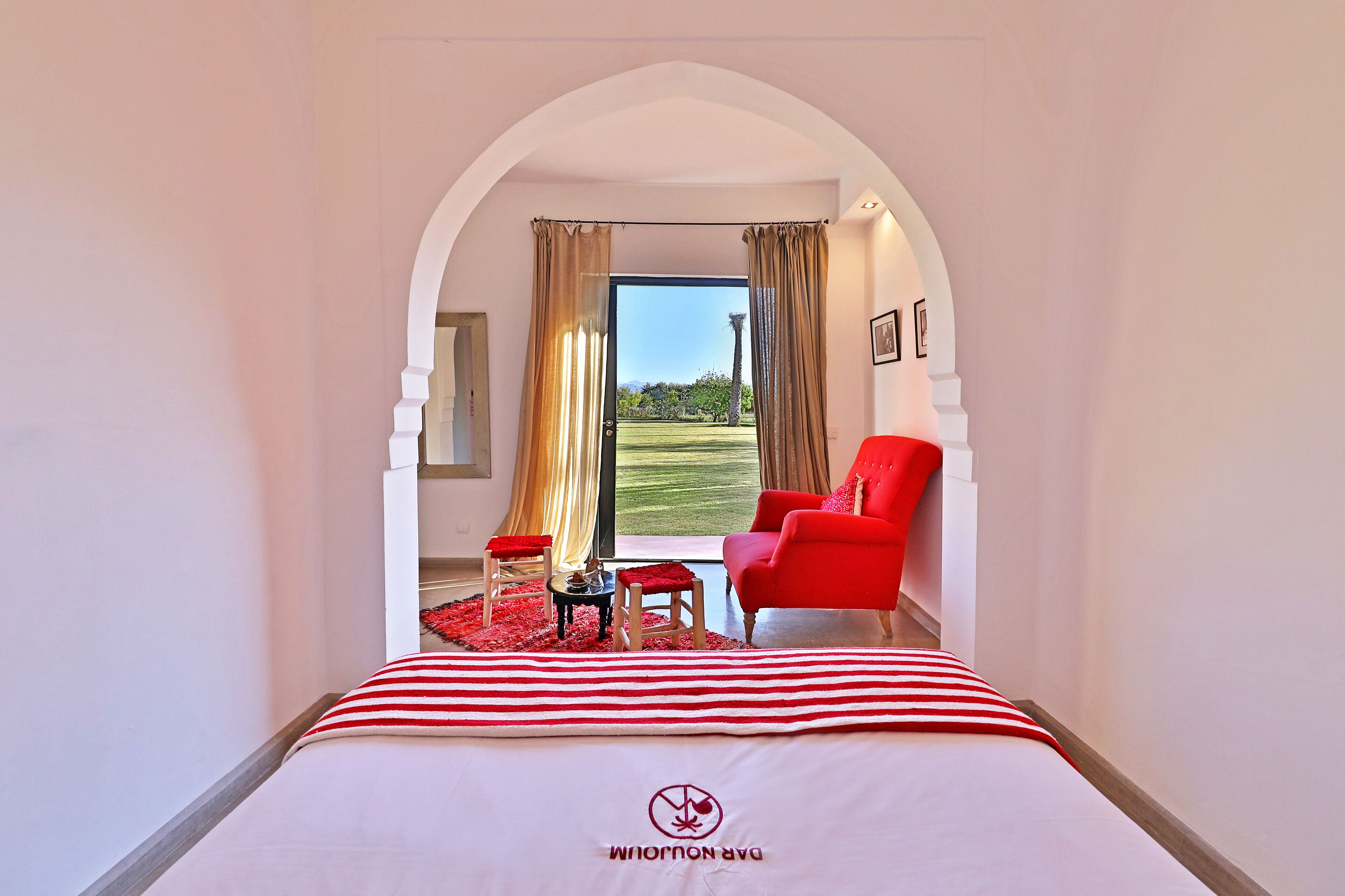 Chambre Aquarius | Premium bedding, blackout drapes, WiFi, individually decorated