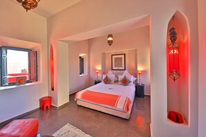 Suite Andromede | Premium bedding, individually decorated, individually furnished