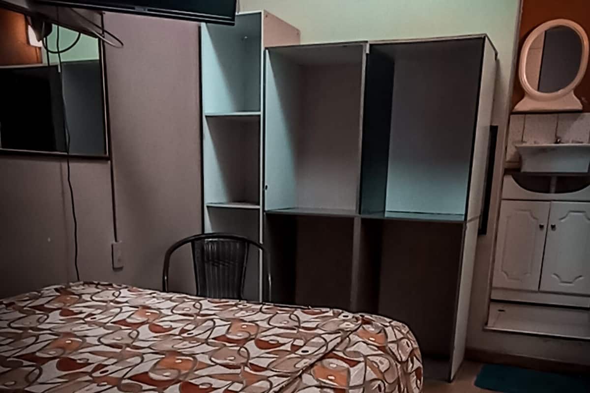 Makuuhuoneessa on sänky, televisio, vaatekaappi ja peili.